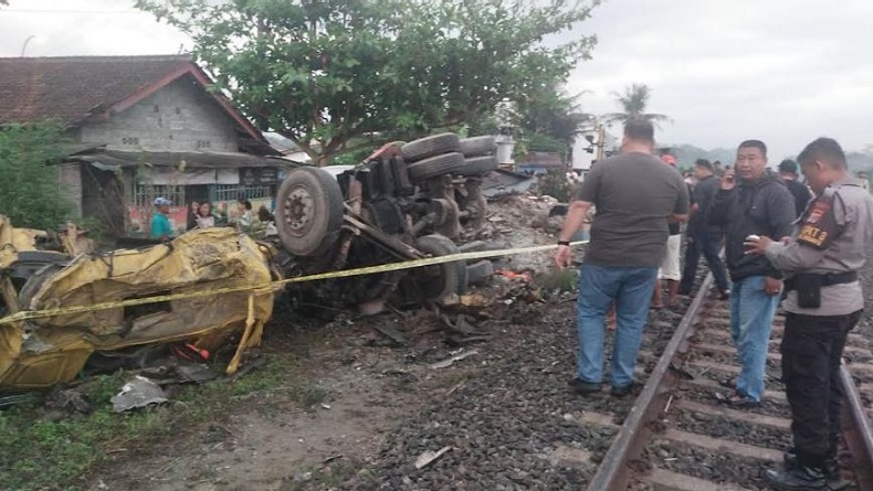 Kecelakaan di Sedayu Bantul, Truk Molen Terobos Palang Pintu Tertabrak Kereta Api