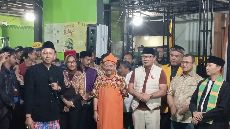 Ridwan Kamil Nonton Pertunjukan Seni Betawi di Jaktim, Disambut Opie Kumis