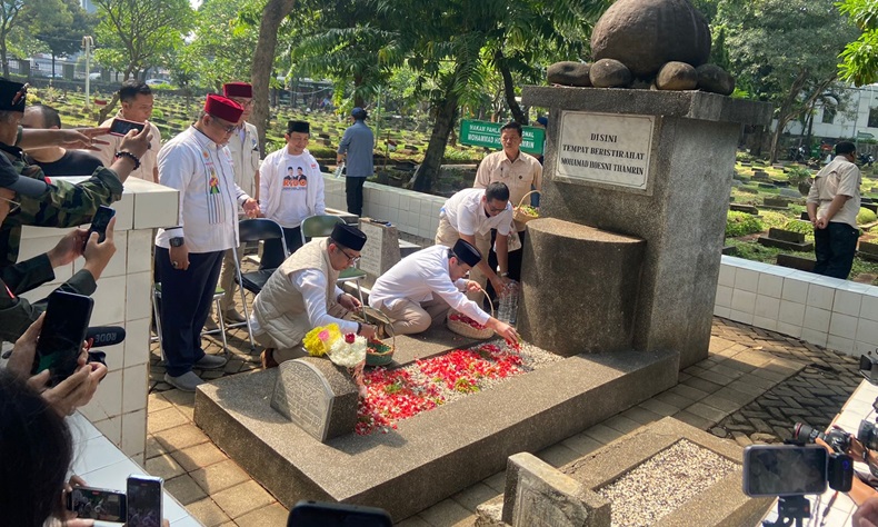 Ridwan Kamil-Suswono Ziarah ke Makam Pahlawan Kemerdekaan MH Thamrin 