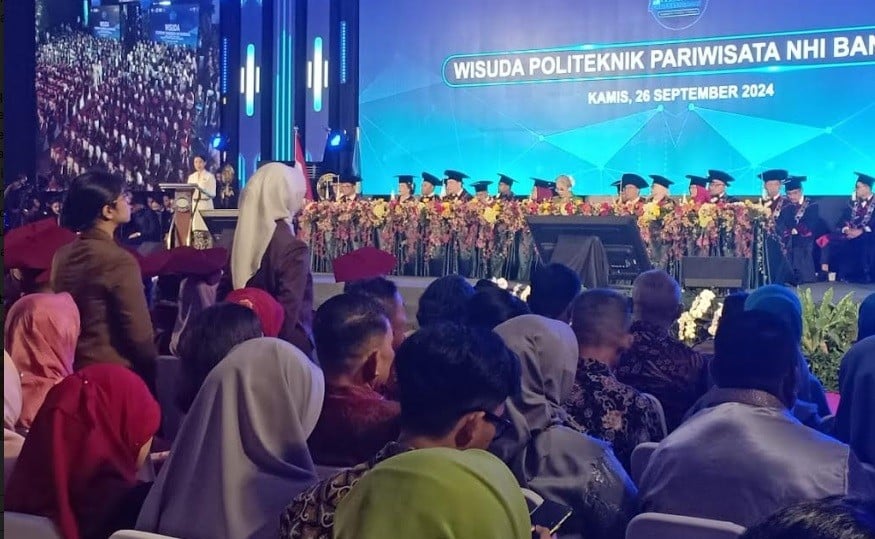 Angela Tanoesoedibjo Hadir di Wisuda Poltekpar NHI Bandung, Tampil Anggun dengan Kebaya Putih