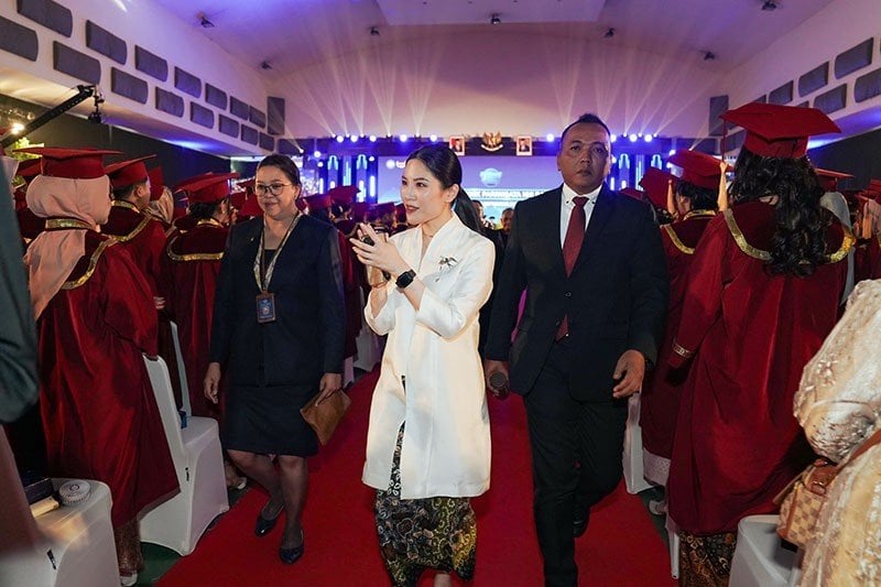 Gaya Anggun Angela Tanoesoedibjo saat Hadiri Wisuda Poltekpar NHI Bandung