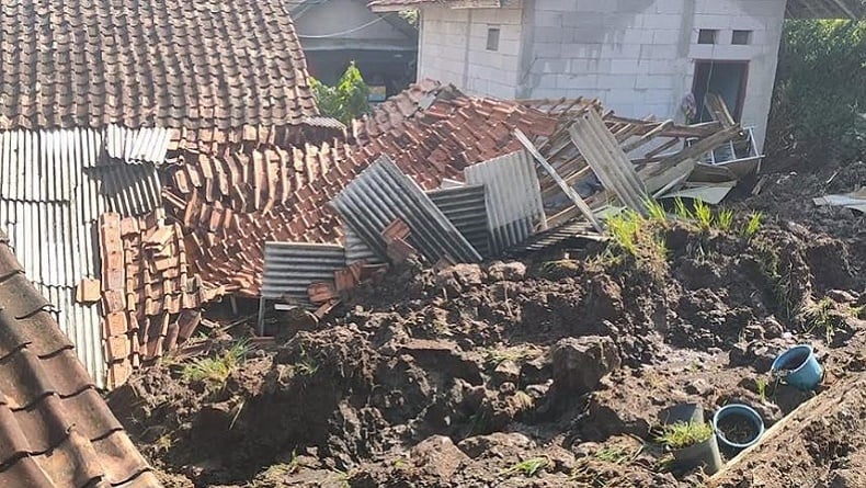 Longsor Terjang Paseh Bandung, 4 Rumah Warga Rusak 16 Orang Diungsikan