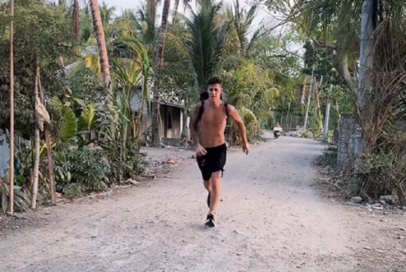 Jaga Kondisi, Fabio Quartararo Jogging Gendong Beban di Jalanan Kampung Mandalika: Panggil Saya Rocky Balboa!