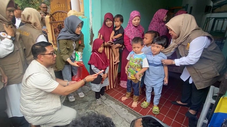 Blusukan di Pancoran, Ridwan Kamil Bagikan Cokelat ke Warga untuk Ganjal Perut