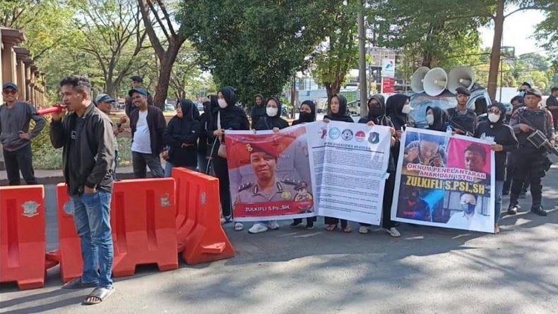 Emak-Emak Demo di Polda Sulsel, Tuntut Oknum Polisi Telantarkan Anak-Istri Ditindak