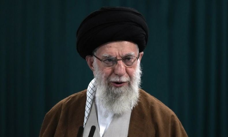 Pemimpin Iran Ayatollah Khamenei Muncul dari Persembunyian Jadi Khatib Salat Jumat, Ada Apa?