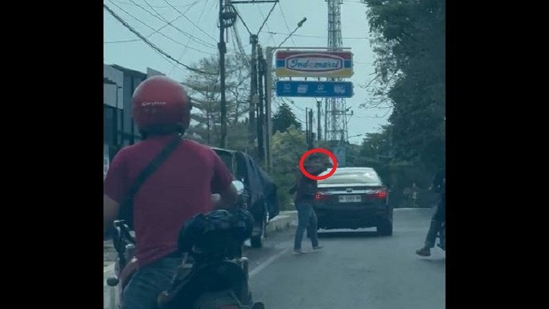 Viral Aksi Koboi Pria Diduga Acungkan Senjata Api di Jalanan Bandarlampung