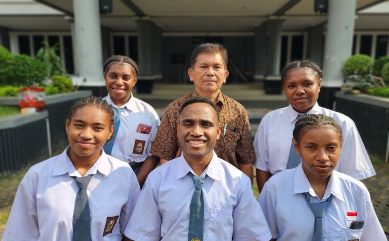 Kemendikbudristek Buka Jalan Pendidikan Papua dan 3T lewat Program ADEM dan ADik