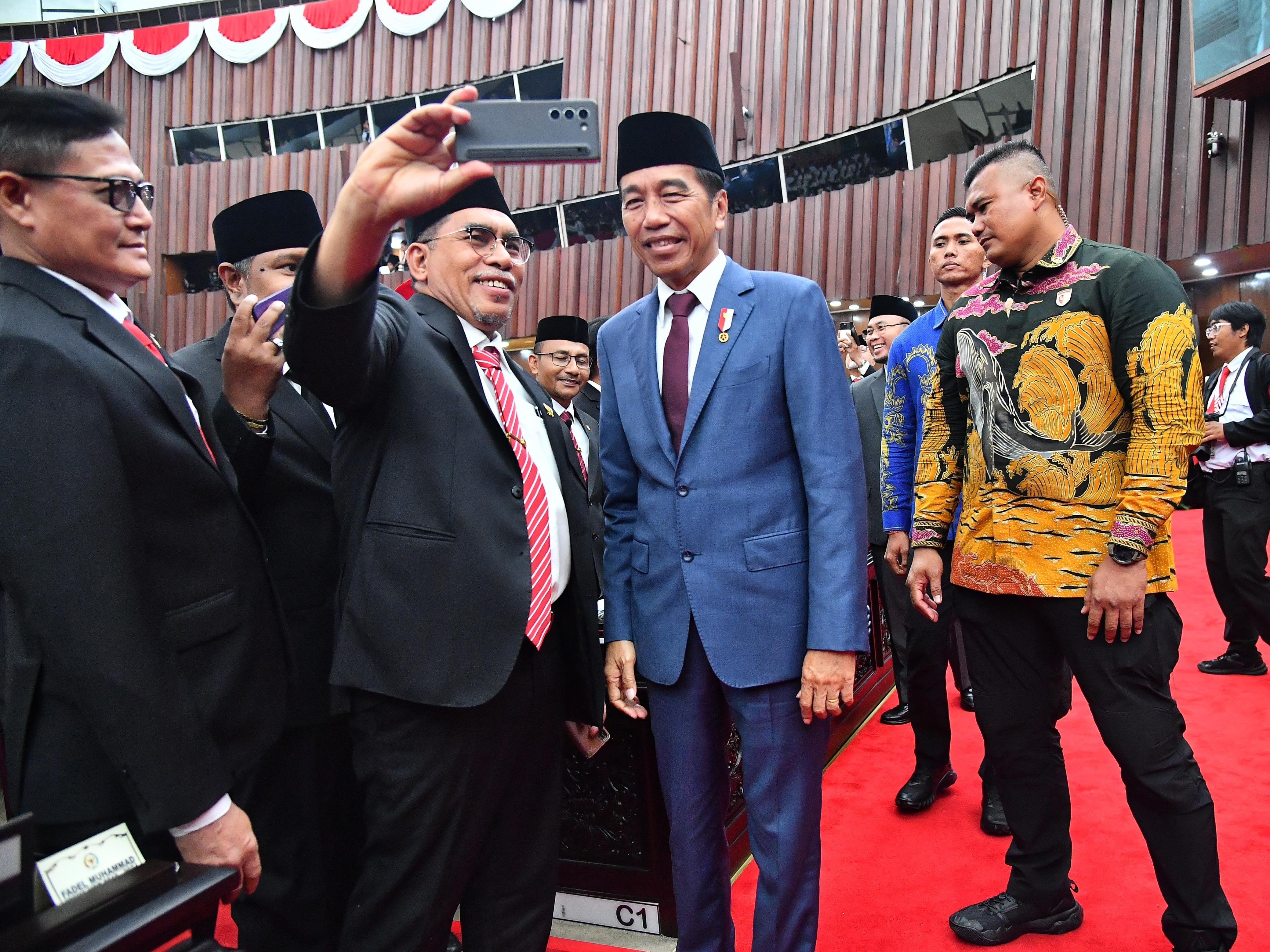 Momen Anggota DPR Terpilih Antre Salaman dan Selfie dengan Jokowi