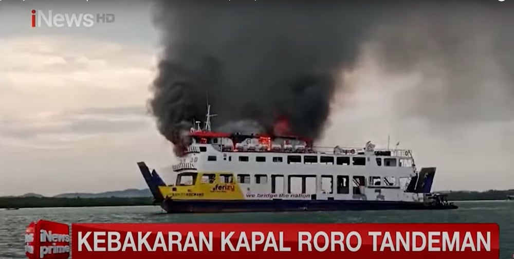 Kapal Roro Tandeman Terbakar di Batam