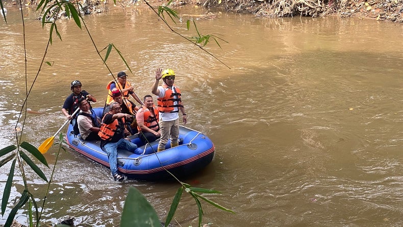 Potret Ridwan Kamil Naik Perahu Karet Susuri Kali Ciliwung