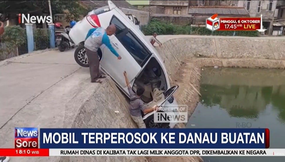 Dikira Lapangan, Mobil yang Dikemudikan Lansia Terjun ke Danau Buatan