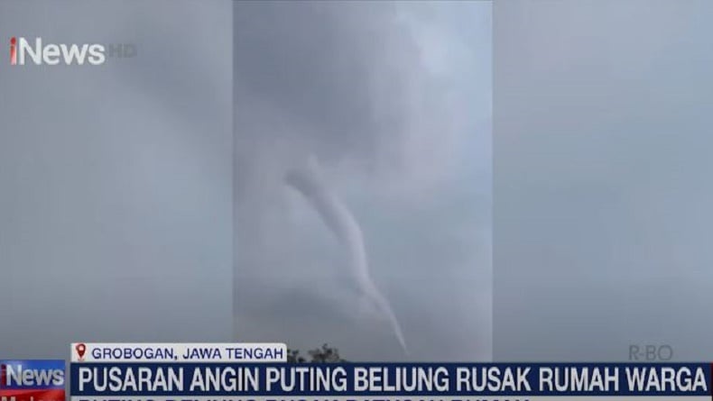 Detik-Detik Puting Beliung Rusak Ratusan Rumah di Grobogan, Warga Panik