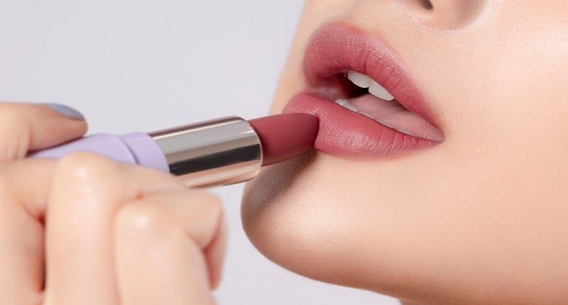 Ingin Pakai Lipstik Merah tapi Nggak Pede? Intip Tips Ini, Yuk!