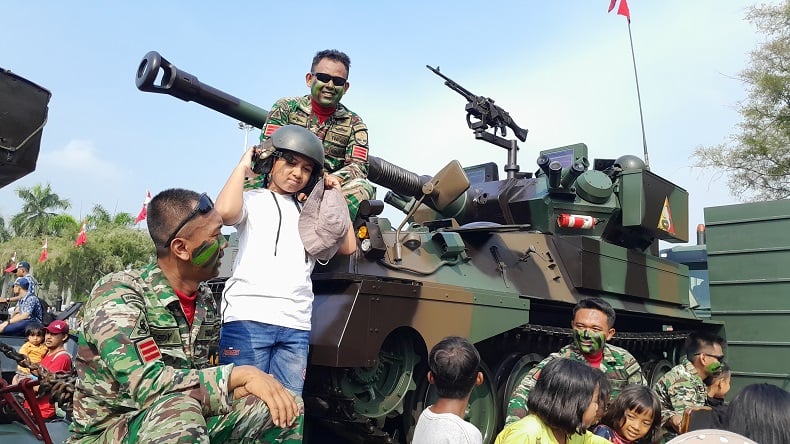 HUT ke-79 TNI, Warga Antusias Foto Bareng Prajurit dan Alutsista