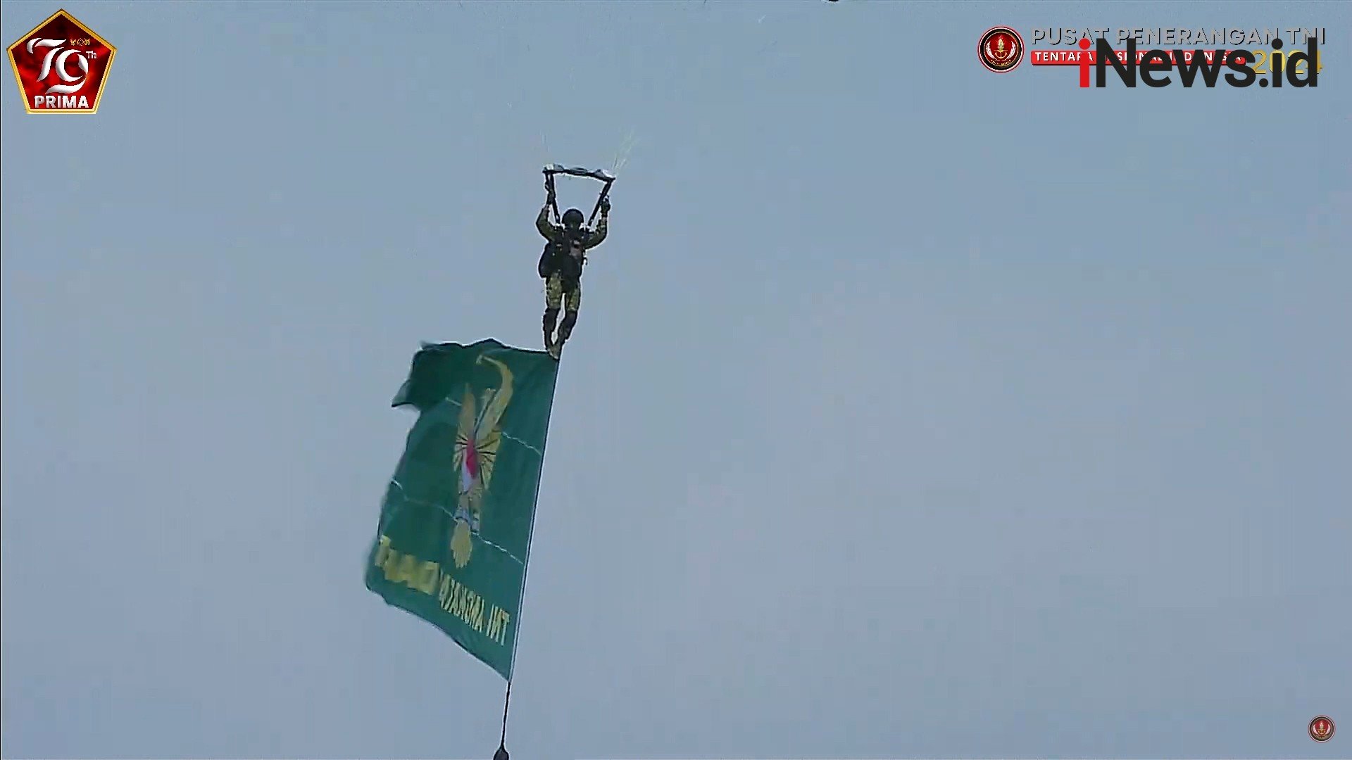 Aksi Terjun Payung Bentangkan 5 Bendera Besar di Langit Monas