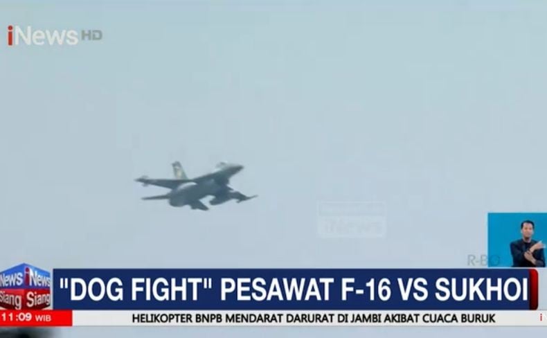 Jet Tempur F-16 dan Su-30 TNI Duel Udara di Monas