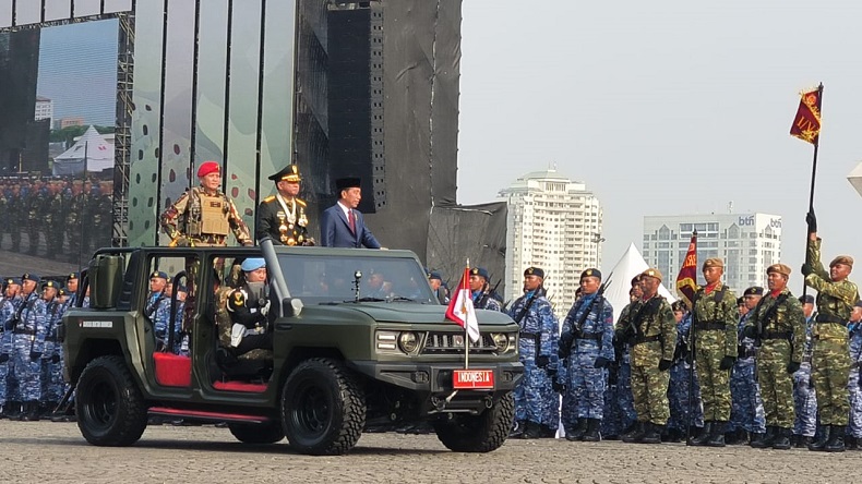 Momen Jokowi Cek Kesiapan Pasukan Upacara HUT ke-79 TNI Naik Mobil Maung