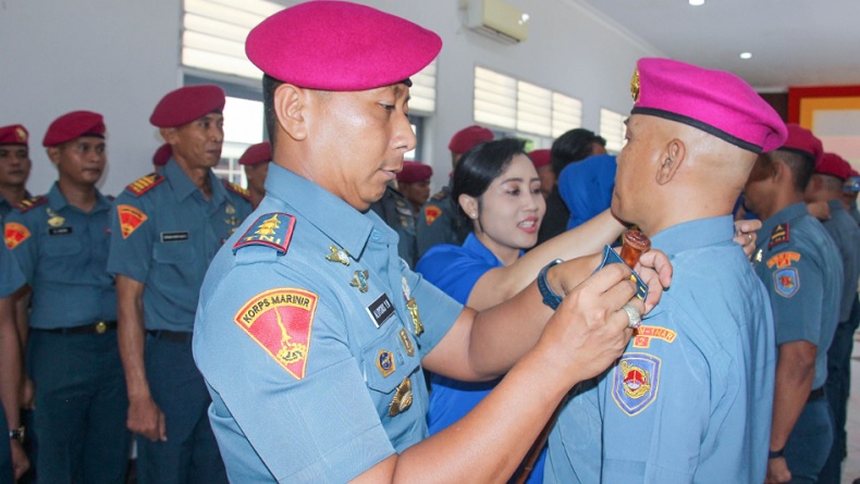 4 Perwira dan 2 Bintara Batalyon Kendaraan Pendarat Amfibi 2 Marinir TNI AL Naik Pangkat