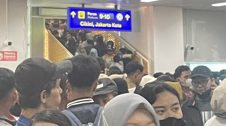 Stasiun Manggarai Padat, Calon Penumpang KRL Berdesakan Menuju Peron