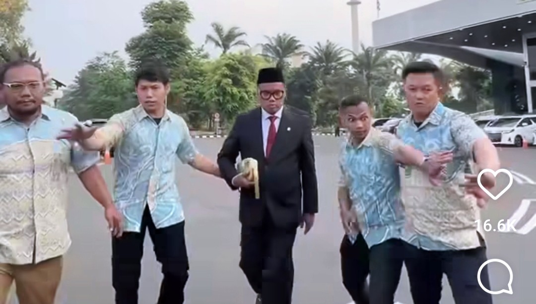 Baru Dilantik Jadi Anggota DPR Uya Kuya Panen Kritikan, Bikin Konten Lucu-lucuan Dikawal Ajudan