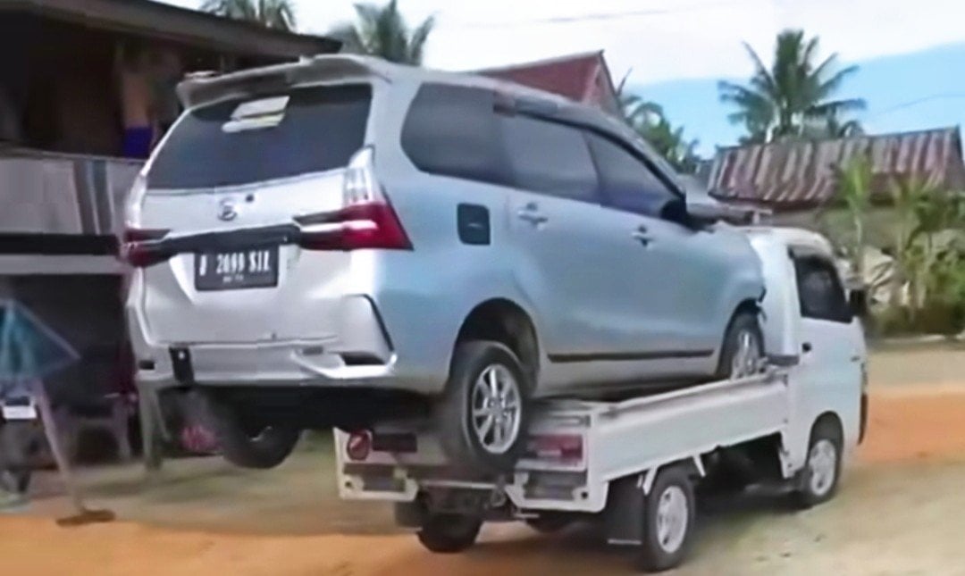 Viral Mobil Avanza Diangkut Carry Pikap, Netizen Bingung Bagaimana Cara Naiknya