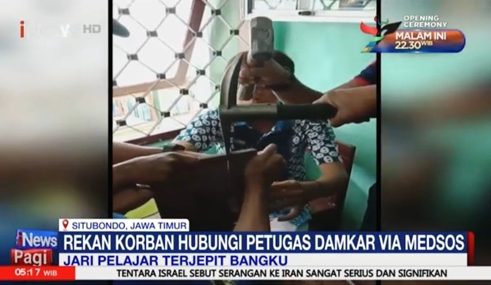 Viral Jari Pelajar Ini Terjepit Bangku Kelas hingga Petugas Padam Kebakaran Turun Tangan