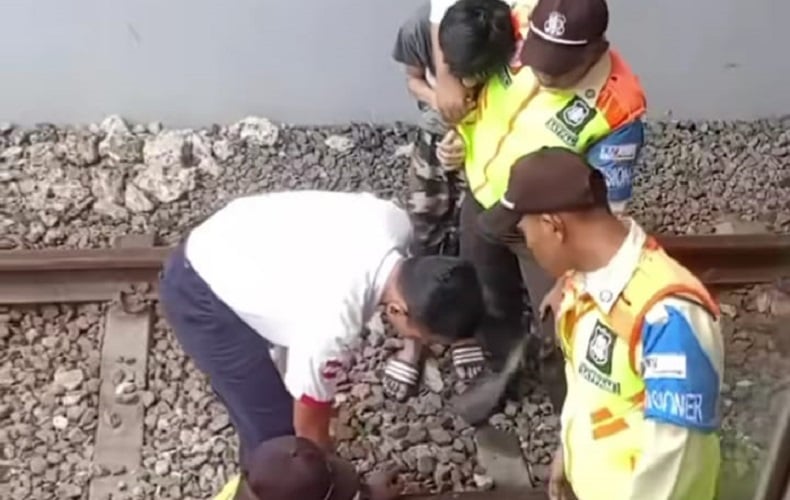 Heroik! Petugas Stasiun di Depok Selamatkan Pria Diduga hendak Bunuh Diri