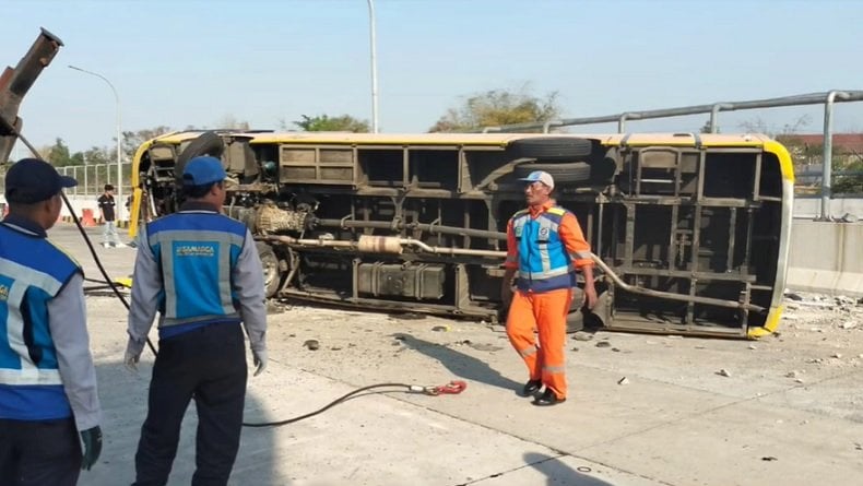 Kecelakaan Maut Bus Rombongan Guru SMA di Tol Sumo, Korban Dievakuasi ke 2 Rumah Sakit