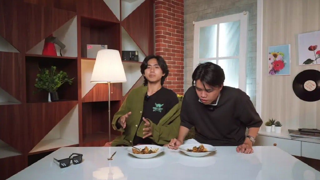 Farel Tarek Menggabungkan Rujak dan Bakso, Tonton Keseruannya di YouTube!