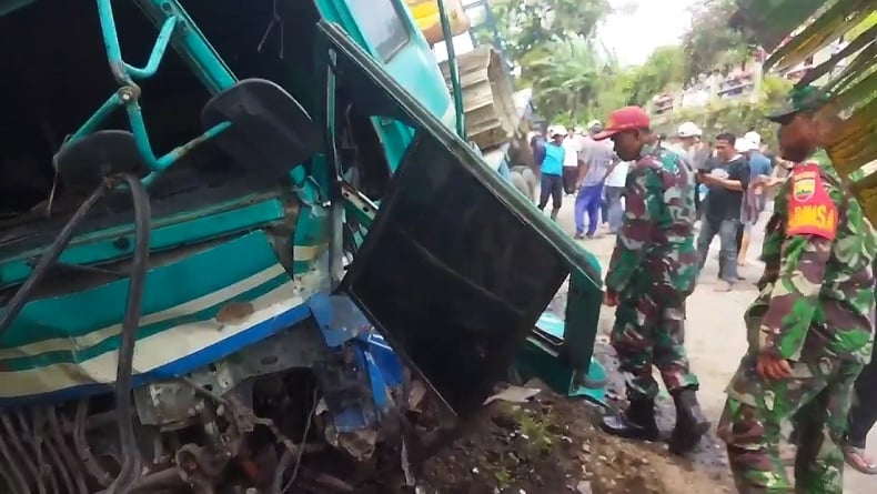 Kronologi Kecelakaan Beruntun 6 Kendaraan di Tanah Datar, Truk Alat Berat Rem Blong