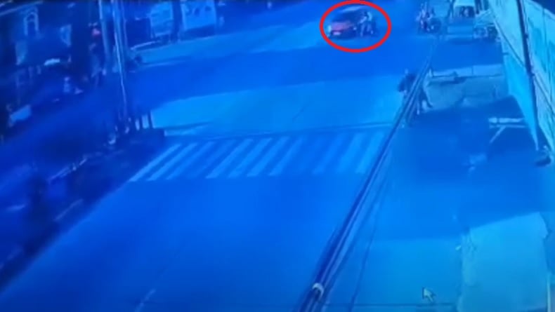 Detik-detik Toyota Calya Terobos Lampu Merah di Barru Sulsel Terekam CCTV, Tabrak 3 Kendaraan