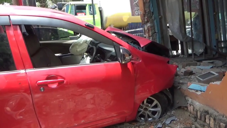 Hilang Kendali, Mobil Tabrak Rumah Warga hingga Jebol di Muaro Jambi