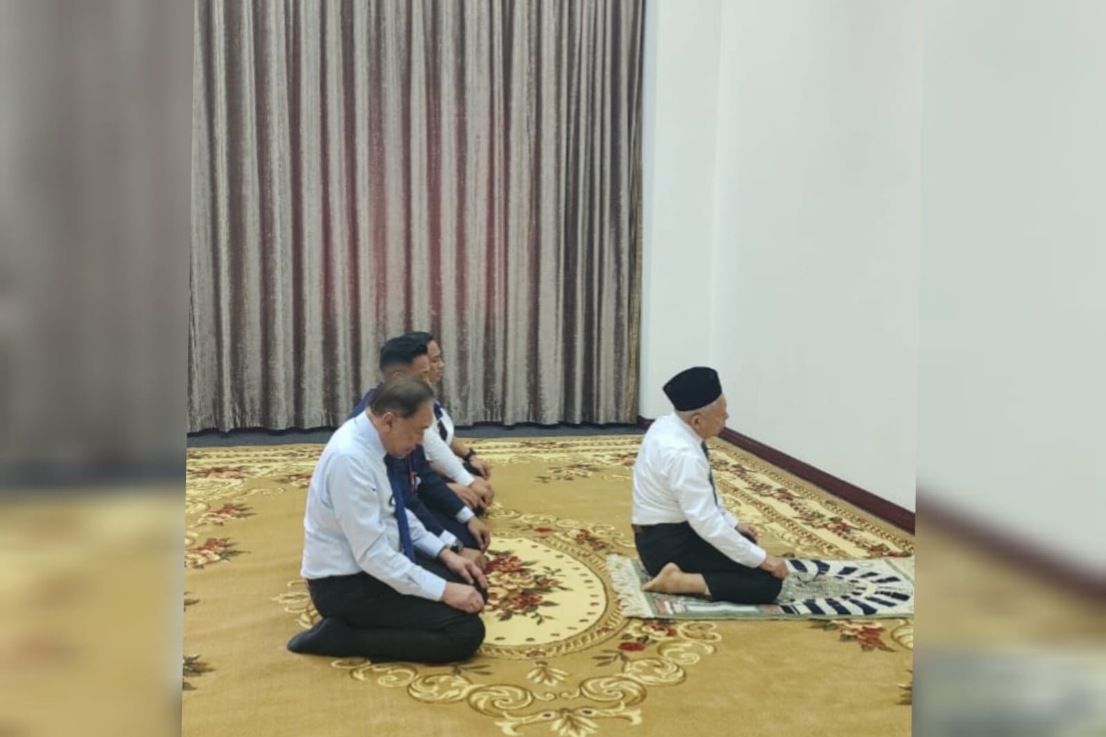 Momen Wapres Jadi Imam Salat di Sela KTT ASEAN Laos, PM Anwar Ibrahim Jadi Muazin