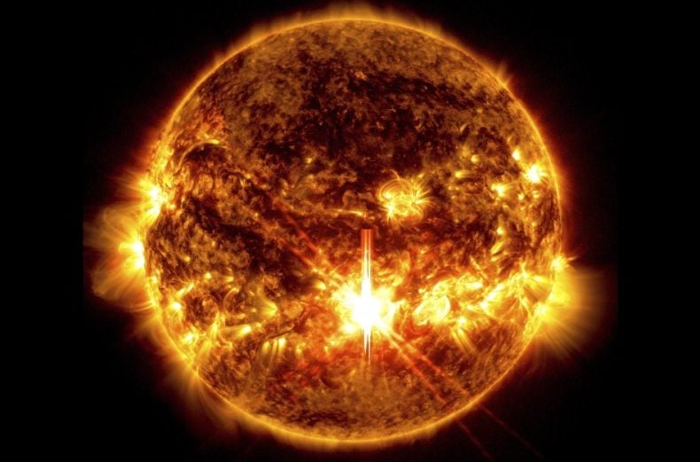 Badai Matahari Picu Gangguan Telekomunikasi di Bumi, Jeff Bezos Tunda Luncurkan Roket