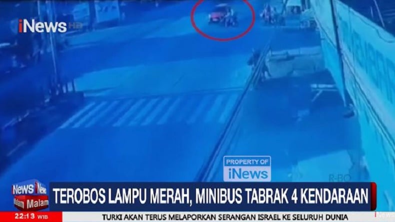 Kecelakaan di Barru Sulsel, Minibus Terekam CCTV Terobos Lampu Merah Tabrak 4 Kendaraan