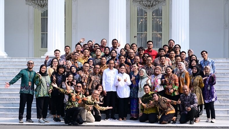 Jelang Purnatugas, Jokowi Foto bareng Wartawan hingga Pegawai Istana