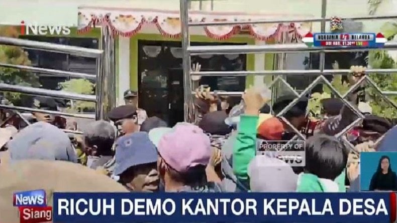 Ricuh Demo Warga Subang Minta Kades Mundur, Robohkan Pagar lalu Buang ke Sungai