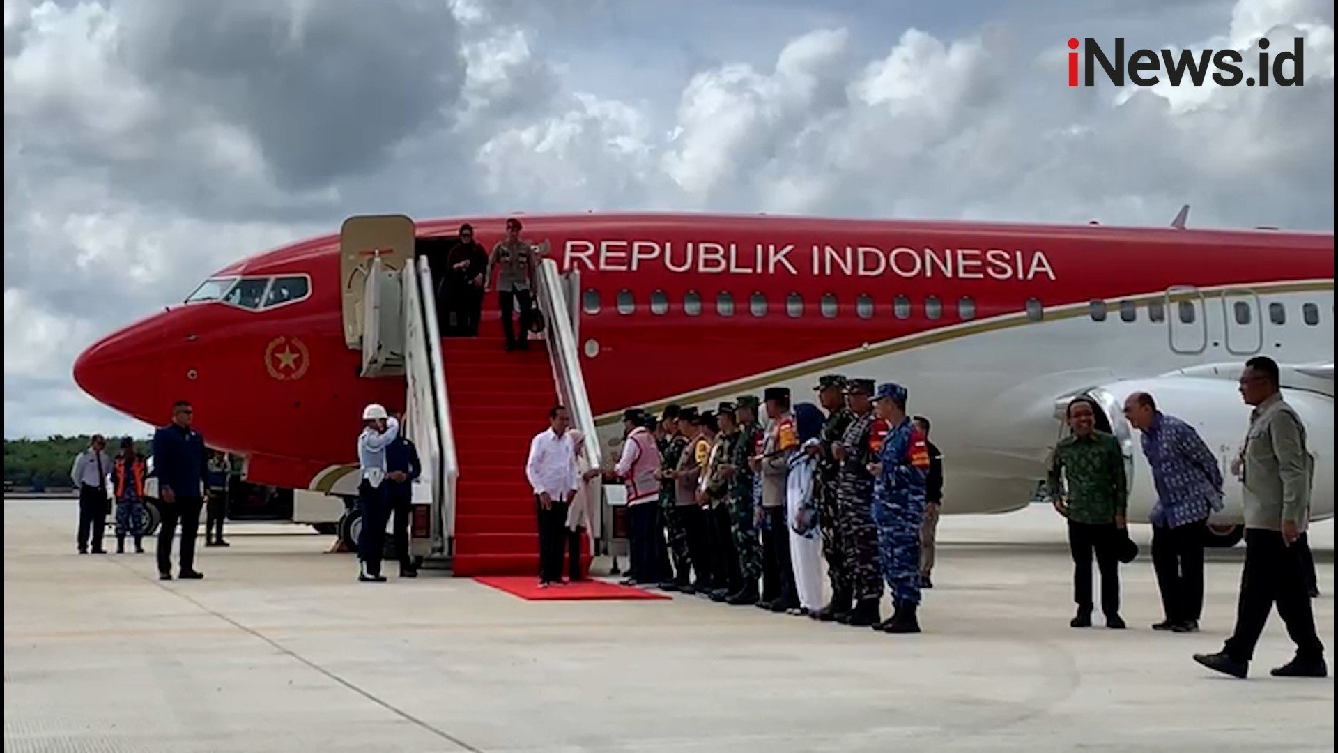 Momen Jokowi Mendarat di Bandara Nusantara IKN Pakai Pesawat Kepresidenan Boeing 737-800