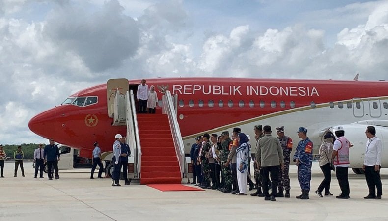 Momen Jokowi Pertama Kali Mendarat dengan Pesawat Besar di Bandara Nusantara IKN