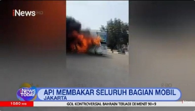 Mobil Mewah Hangus Terbakar usai Kecelakaan Beruntun di PIK Jakut