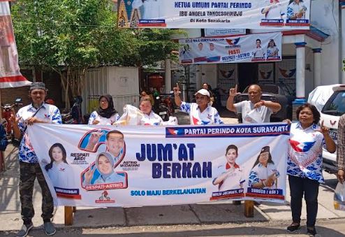 Jumat Berkah, Partai Perindo Solo Sosialisasikan Respati-Astrid dengan Bagikan Makanan