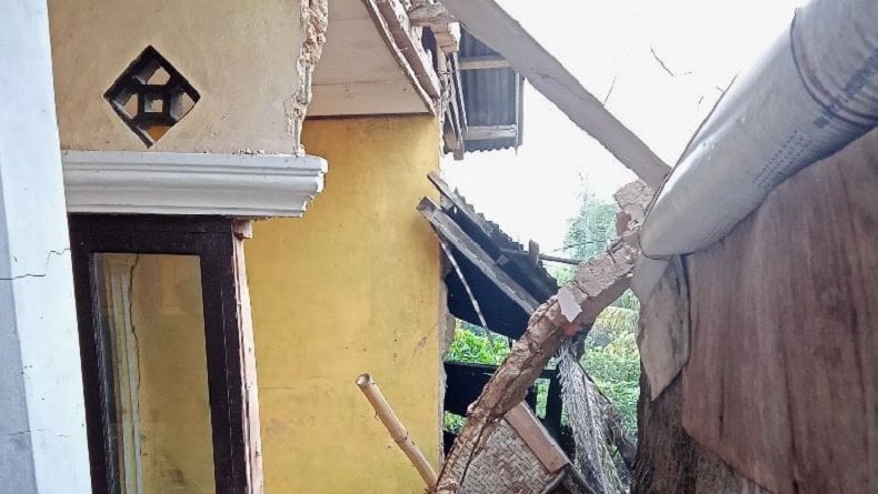 Diguyur Hujan Lebat, 6 Rumah Warga Lebak Rusak Salah Satu sampai Ambruk