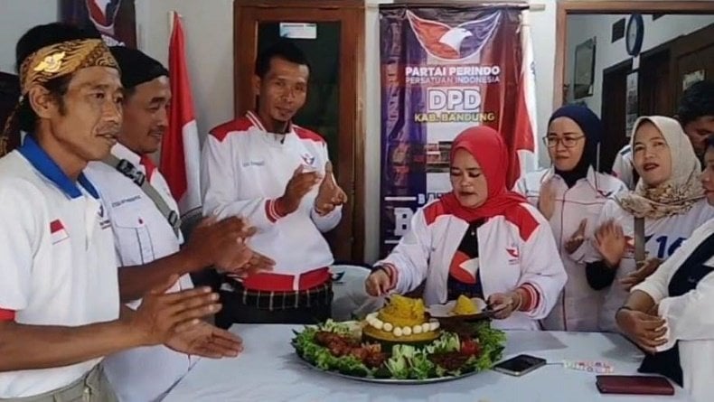 HUT ke-10 Tahun, DPD Partai Perindo Kabupaten Bandung Syukuran Potong Tumpeng