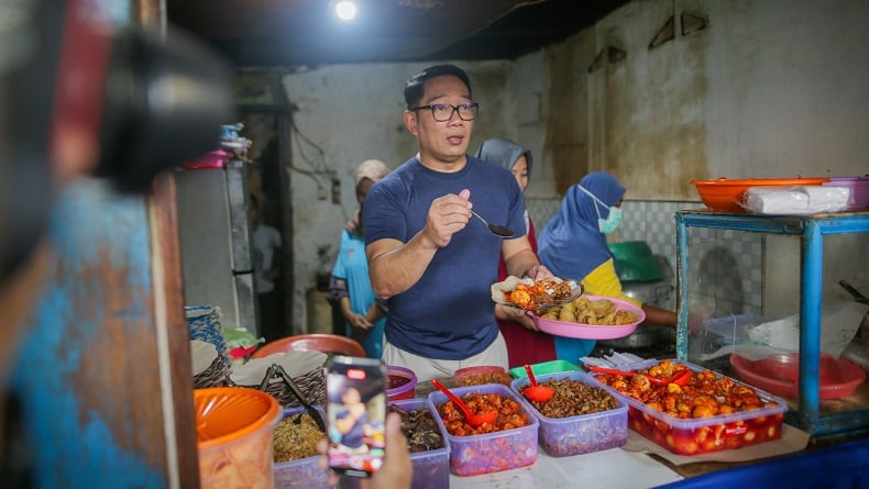 Momen Ridwan Kamil Mendadak Jadi Penjual Nasi Uduk di Duren Sawit Jaktim