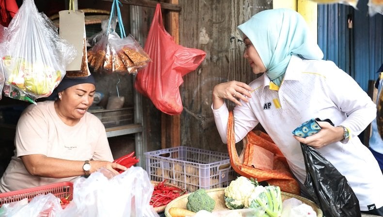 Blusukan di Pasar Jakbar, Atalia Beli Bawang Merah hingga Minum Jamu Kunyit Asam