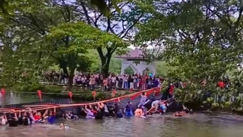 Jembatan Taman Cadika Medan Ambruk, Puluhan Pengunjung Jatuh Tercebur ke Danau