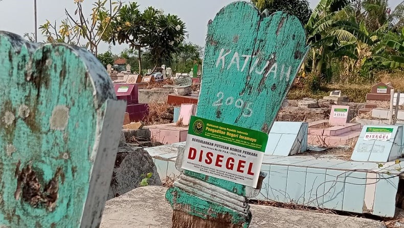 Terungkap! Ini Duduk Perkara Penyegelan Puluhan Makam Pakai Logo PN Indramayu