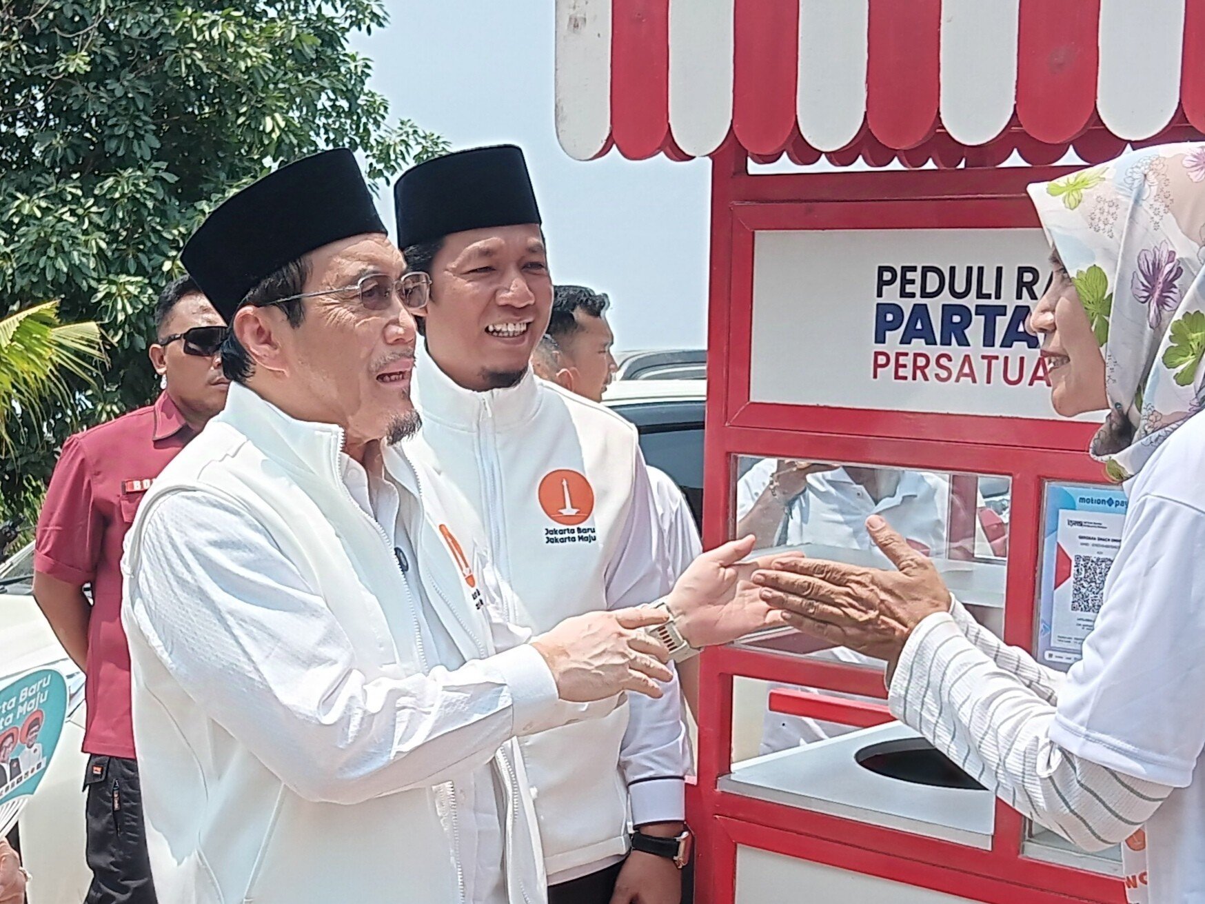 Cawagub Suswono Serahkan Bantuan Gerobak dari Partai Perindo ke UMKM Rawa Buaya