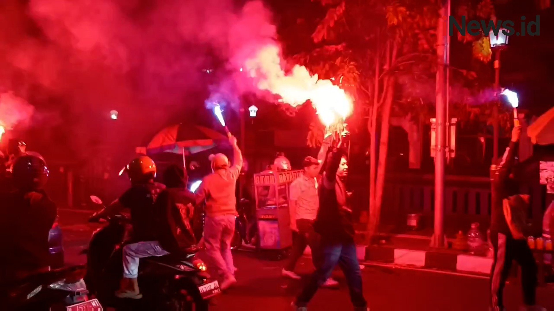 Meriah! Ribuan Warga Nobar Timnas Indonesia di Halaman DPRD Salatiga